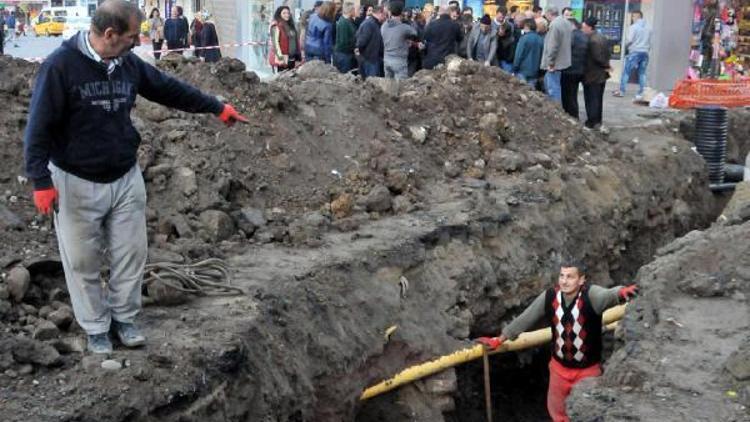 Rize’de meydan kazısında tarihi mezar taşları bulundu