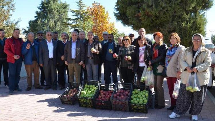 Alıcı çıkmayan elmalar, öğrencilere dağıtıldı