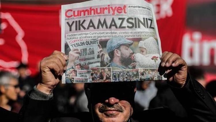 Cumhuriyet gazetesi yönetici ve yazarlarına yapılan kısıtlama kararı kaldırıldı