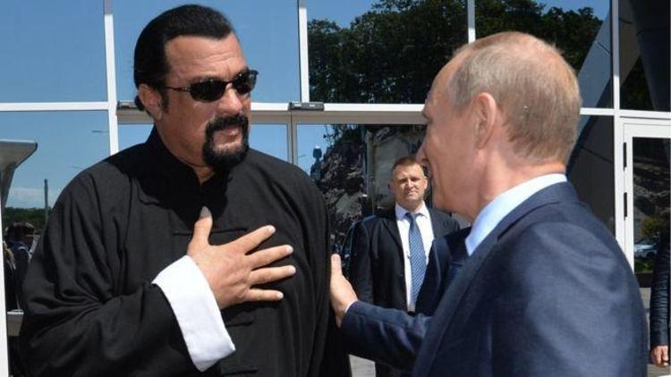 Putin ABDli aktör Steven Seagala Rus vatandaşlığı verdi