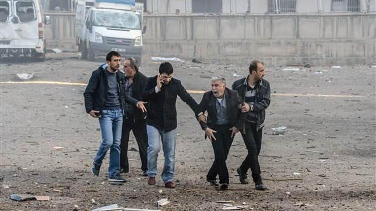 Son dakika haberi.. Diyarbakırda bomba yüklü araçla hain saldırı: 9 şehit