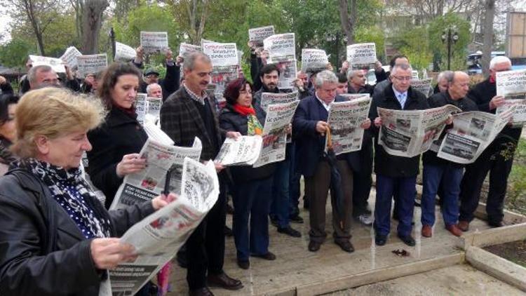 CHP’liler, Keşan’da halka Cumhuriyet Gazetesi dağıttı