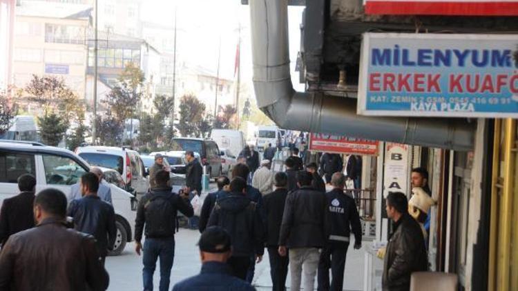 Zabıta esnafla görüştü, Hakkarideki kepenkler açıldı