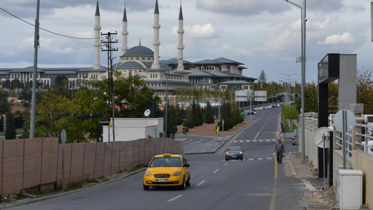 Beştepeli komşular yoldan yürüyor