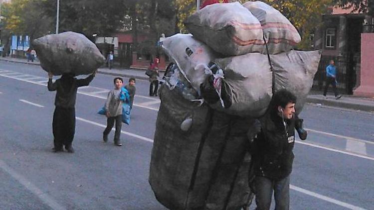 Çöp torbasının üstündeki minik kızın keyifli yolculuğu