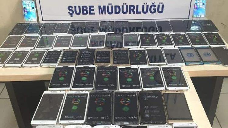 İzmirde kaçak cep telefonu operasyonu