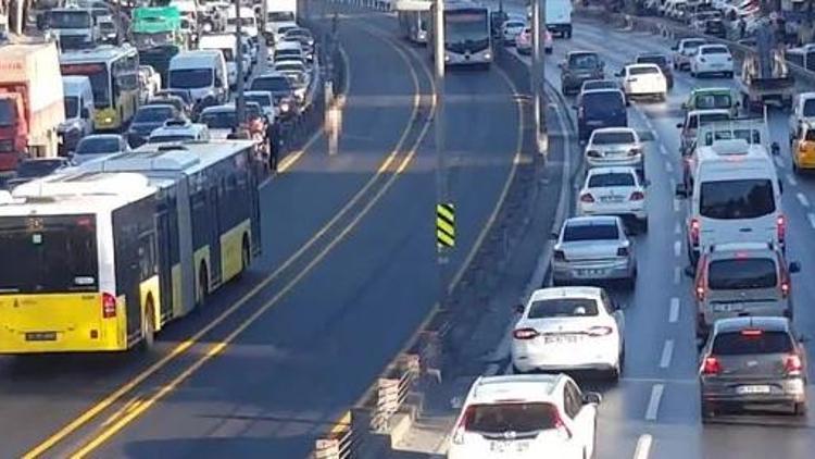 Metrobüs yoluna giren vatandaş yardım istemiş