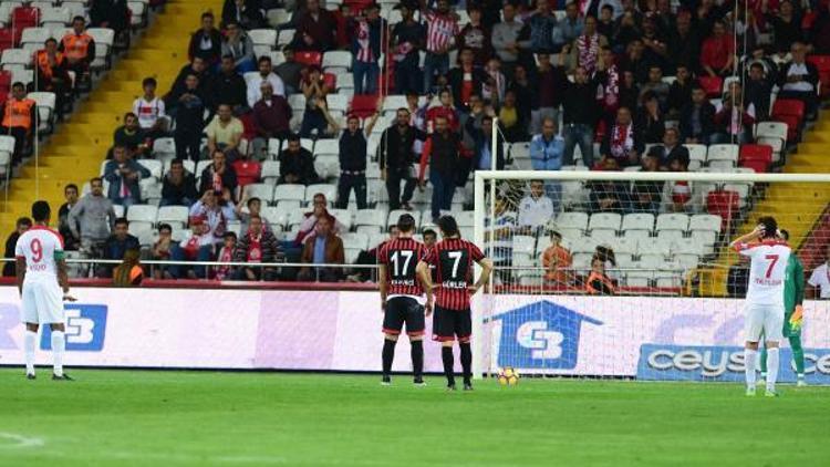 Antalyasporlu Etoo penaltıda kalecisini yönlendirdi