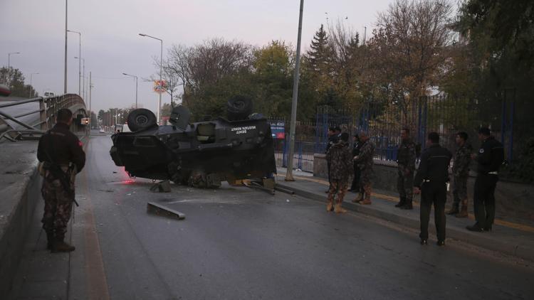 Zırhlı araç ters döndü