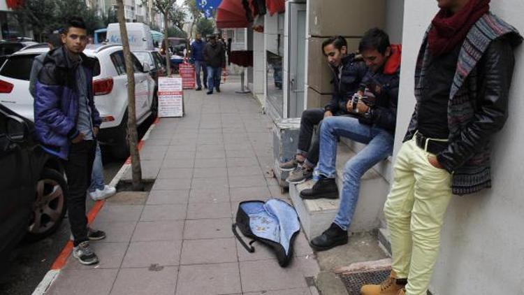 Sokaklarda gitar çalarak okul harçlığını çıkarıyor