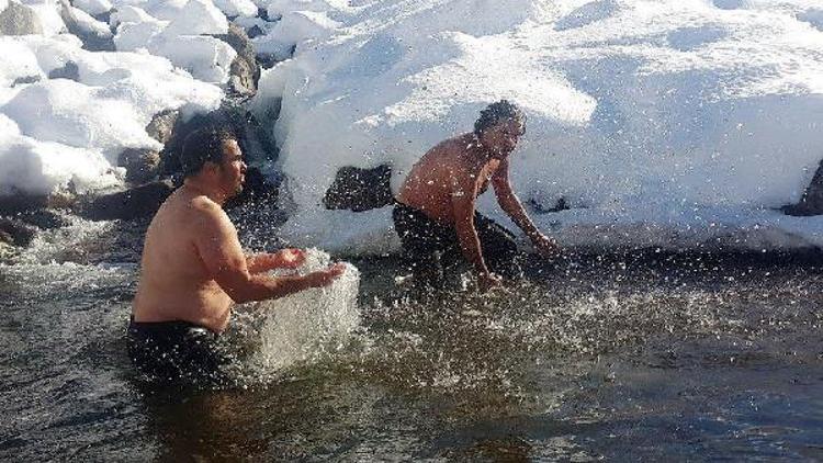 Kaçkarlarda buzul gölünde yüzme şenliği düzenlenecek