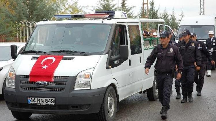 Şehit oğlunu polis selamıyla karşıladı (2)