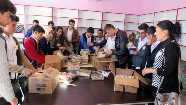 Midyatlı lise öğrencileri, Mehmetçik Ortaokuluna kitap bağışladı