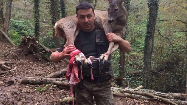 Ormanda bulduğu yaralı karacayı 3 kilometre omzunda taşıyarak kurtardı