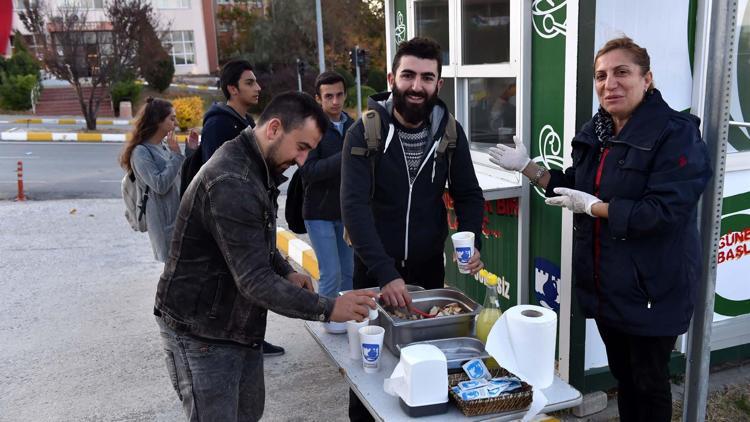 ÇOMÜ’lü öğrencilere sıcak çorba