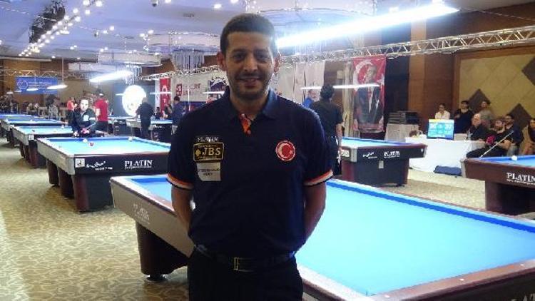 Dünya 3 Bant Bilardo Kupasının son şampiyonu Murat Naci Çoklu, yeni hedeflerini anlattı başlıklı haberin fotoğrafları