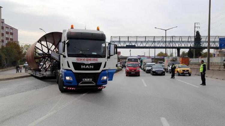 Dev yakıt tankını taşıyan TIR trafiği aksattı