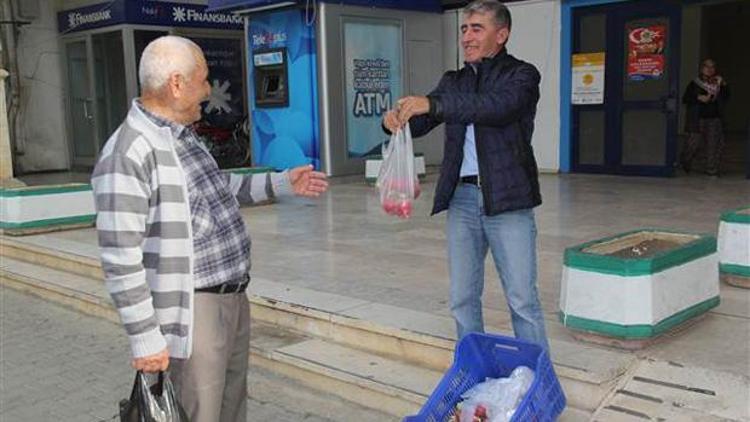 Antalyalı çiftçi Trump için turp dağıttı