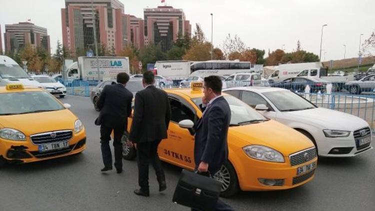 Ekonomi Bakanı Zeybekçi trafik nedeniyle taksiye binmek zorunda kaldı