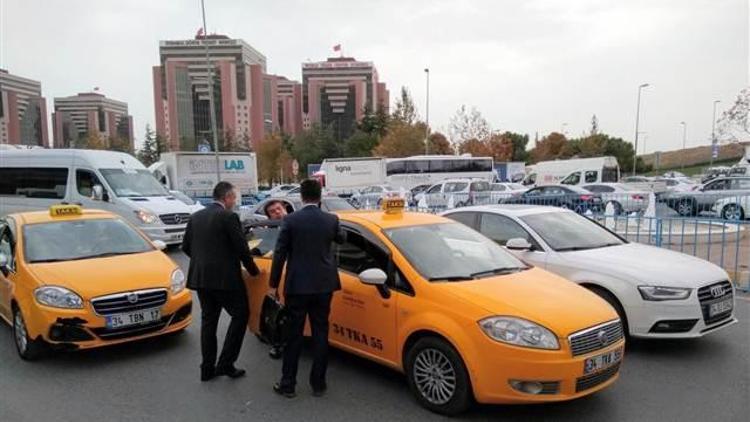 Bakan Zeybekçi İstanbul trafiğine takıldı... Görüşmeye taksiyle gitti