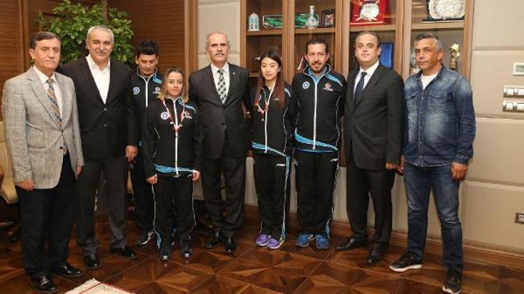 Büyükşehir Belediyesi masa tenisçileri altınla ödüllendirdi