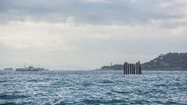 Denizin ortasındaki kazıklar vatandaşı şaşırttı