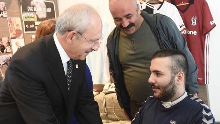 Kılıçdaroğlu, serseri kurşunun felç ettiği lise öğrencsi Ahmet Emreyi ziyaret etti