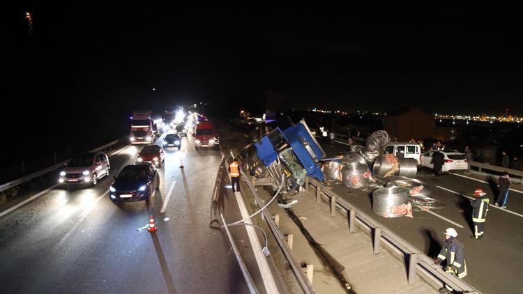 Devrilen TIR’daki çelik halatlar, araçların üzerine düştü: 4 yaralı