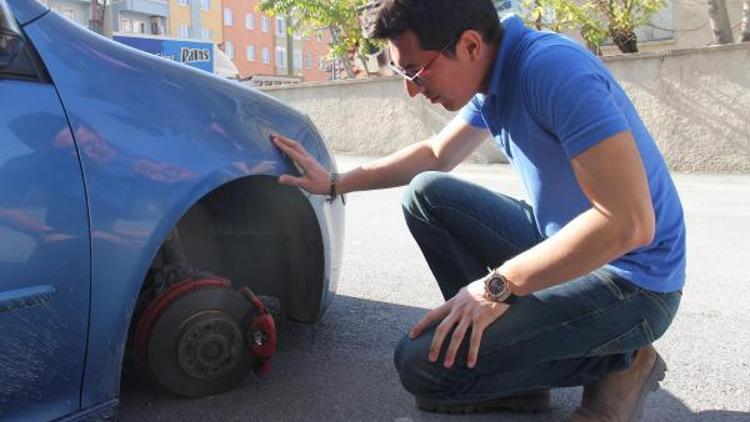 Park halindeki otomobilin lastikleri çalınmak istendi