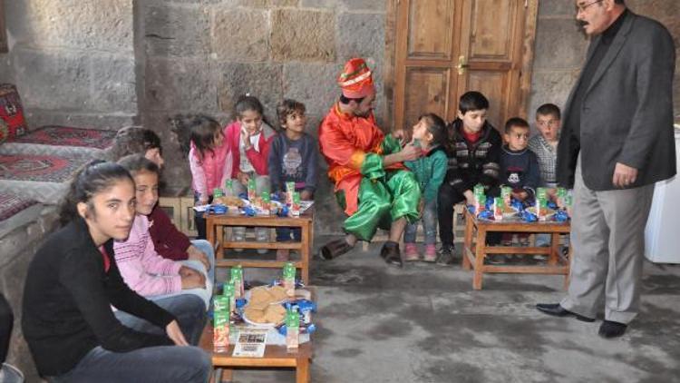 Bitliste köy çocukları tiyatro oyunu izledi