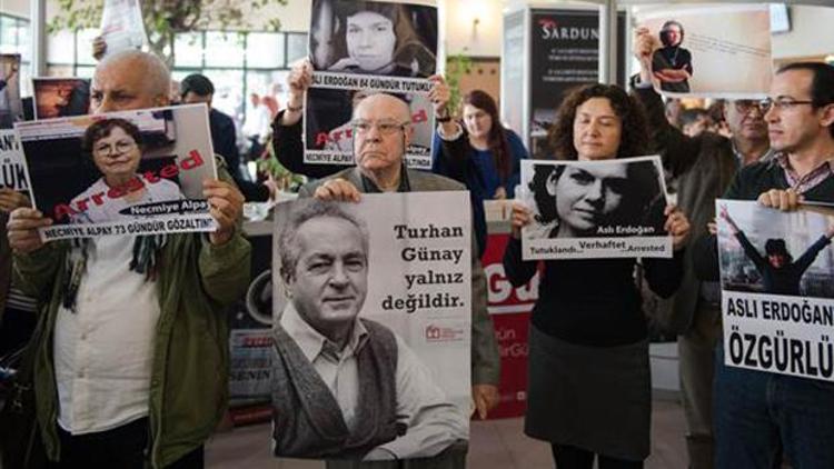 İstanbul Kitap Fuarında tutuklu gazeteci eylemi
