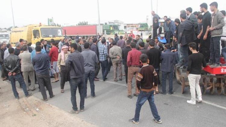 Asfalt yapılmamasını protesto için traktörlerle yol kapattılar