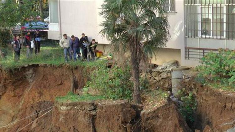 Toprak kaydı, iş makinaları toprağa gömüldü