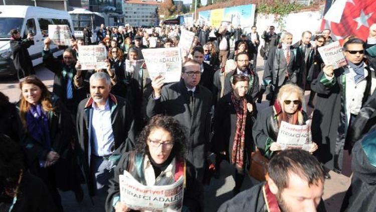 Avukatlar cübbeleri ile Cumhuriyet Gazetesine yürüdü (2)