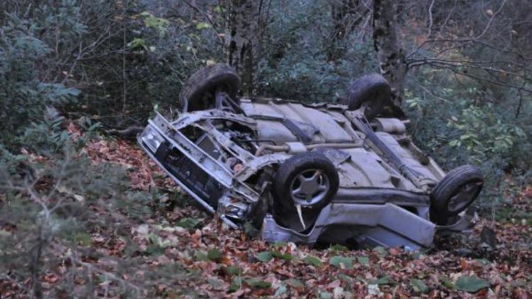 4 genç, 100 metre uçuruma yuvarlanan otomobilden yaralı kurtuldu