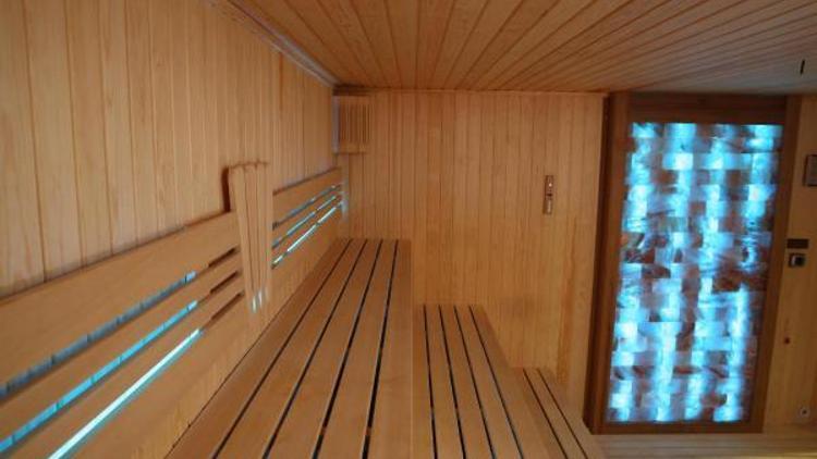 Işıklı ve tuz duvarlı sauna