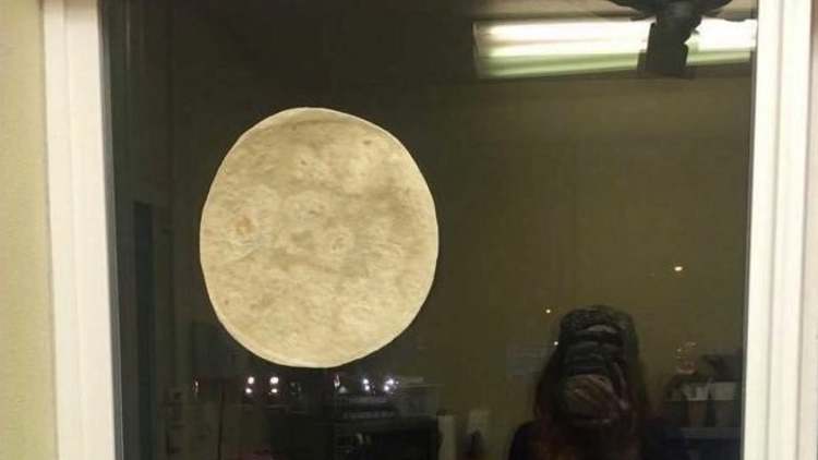 Süper Ay fotoğrafındaki lavaş değil tortilla