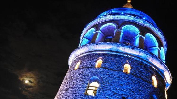 Süper Ay Galata Kulesinin aydınlattı