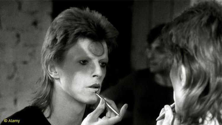 David Bowie’nin koleksiyonu 32.9 milyon sterlinlik satışla rekor kırdı