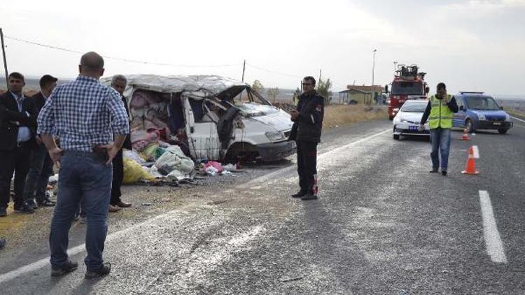 Tarım işçilerini taşıyan minibüs devrildi: 11 yaralı