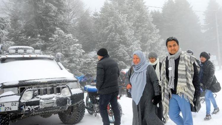 Uludağ’a kar ve turist birlikte geldi