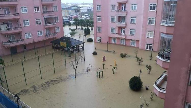 Ordu’da sağanak yağmurda evleri su bastı