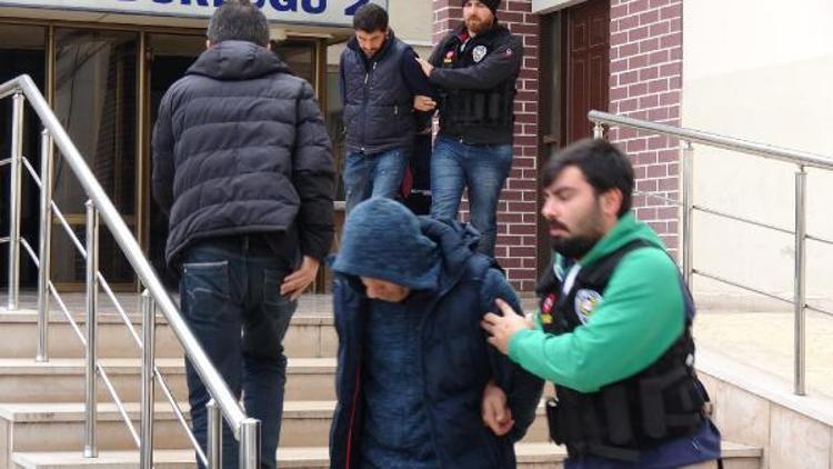 Polisin baskın yaptığı eve uyuşturucu getirirken yakalandı