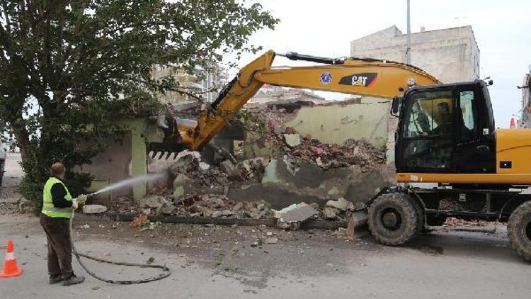 Köklü Caddede kamulaştırılan binaların yıkımına başlandı