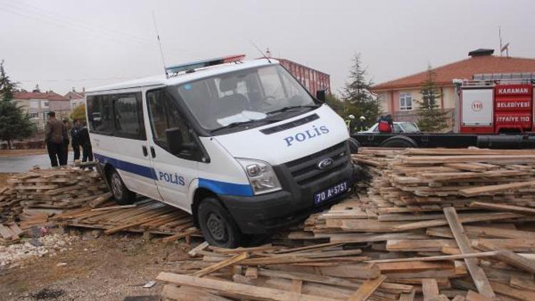 Polis minibüsü ile otomobil çarpıştı: 1i polis 2 kişi yaralandı