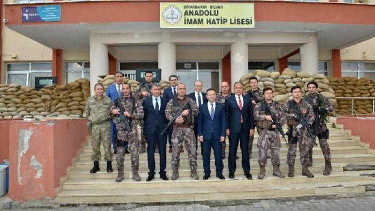 Diyarbakır Valisi Aksoy, Sur, Silvan Hani ilçelerini ziyaret etti