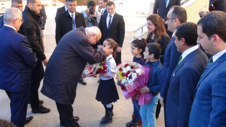 Bakan Avcı, mektupla kitap isteyen öğrencileri ziyaret etti