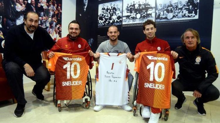 Engelsiz Aslanlardan derbi öncesi futbolculara moral ziyareti