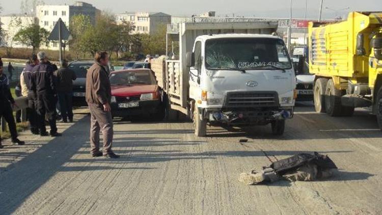 Suriyeli sürücü, el frenini çekmediği kamyonetin altında kalıp öldü