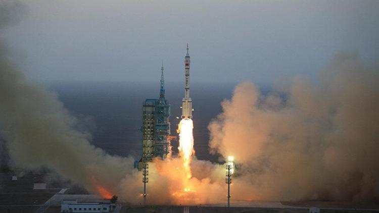 Çinli astronotlar uzay mekiğinden haber sundu
